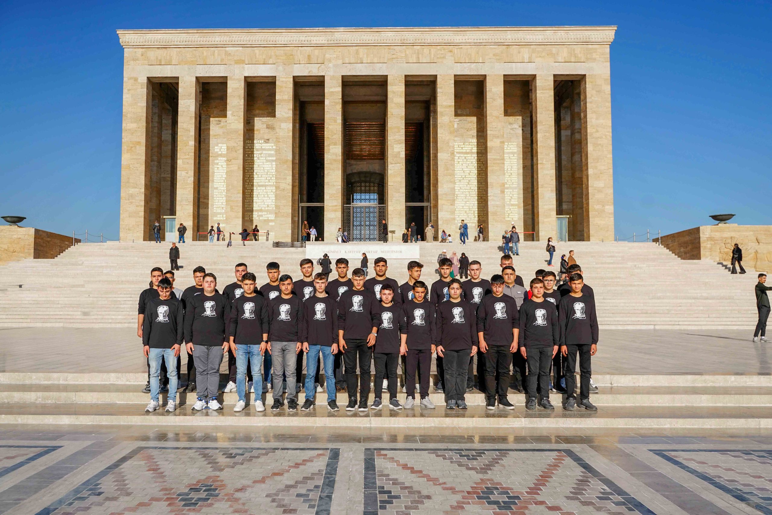 Mercedes-Benz Türk “EML’miz Geleceğin Yıldızı” Öğrencileri Önce Anıtkabir’i Ardından Aksaray Kamyon Fabrikası’nı ve Kapadokya’yı Ziyaret Etti!